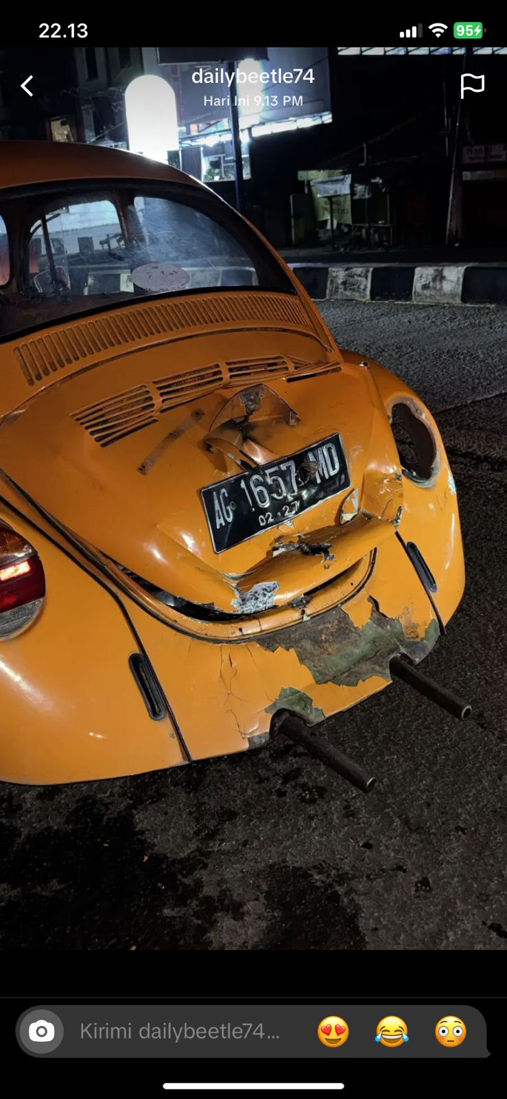 mobil antik VW Beetle tahun 1974 ringsek setelah ditabrak lari oleh pengendara lain, foto/Istimewa