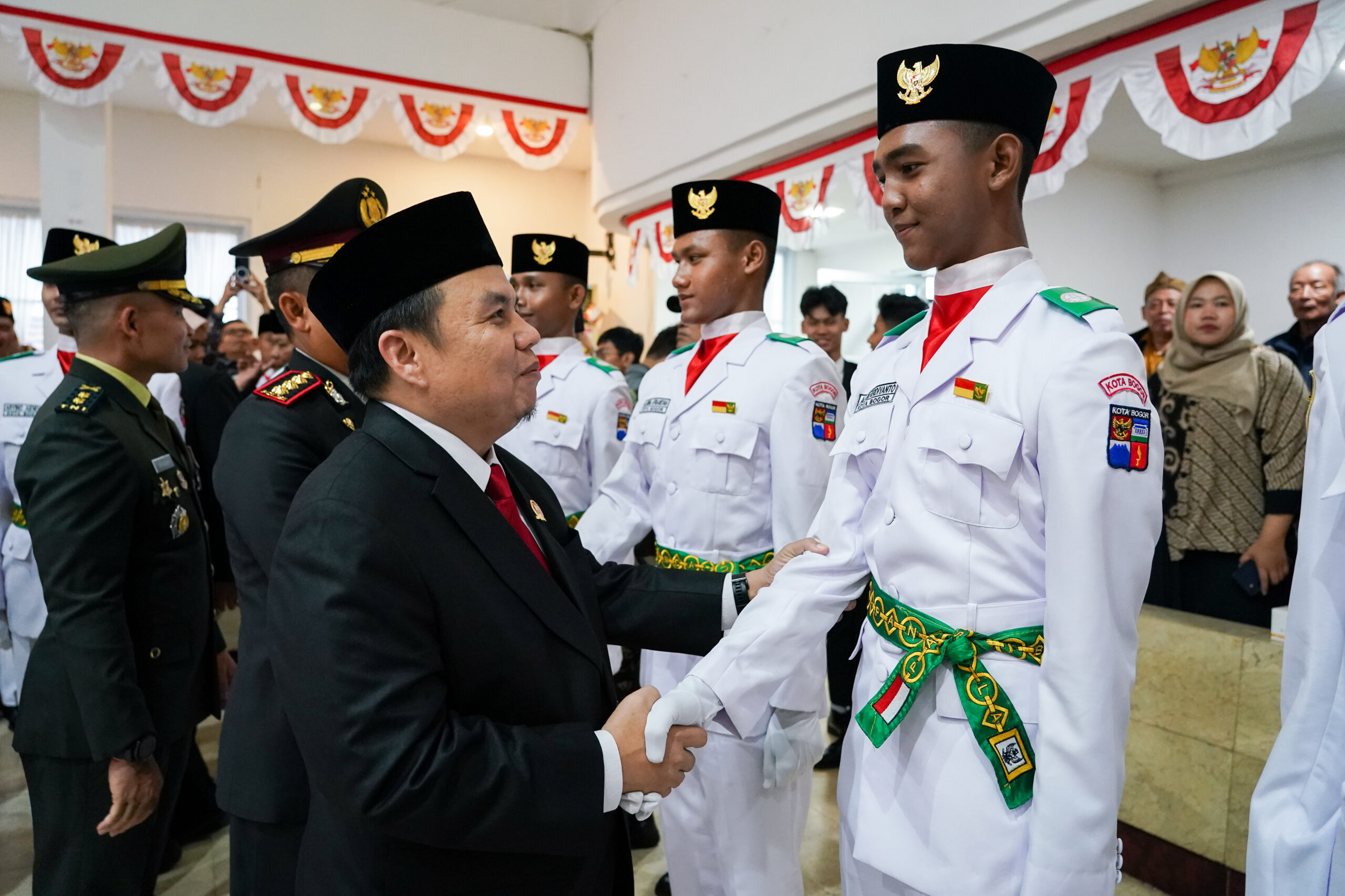 Ketua DPRD Kota Bogor, Dr. Adityawarman Adil saat mengukuhkan paskibraka Kota Bogor, Foto/Setwan Kota Bogor