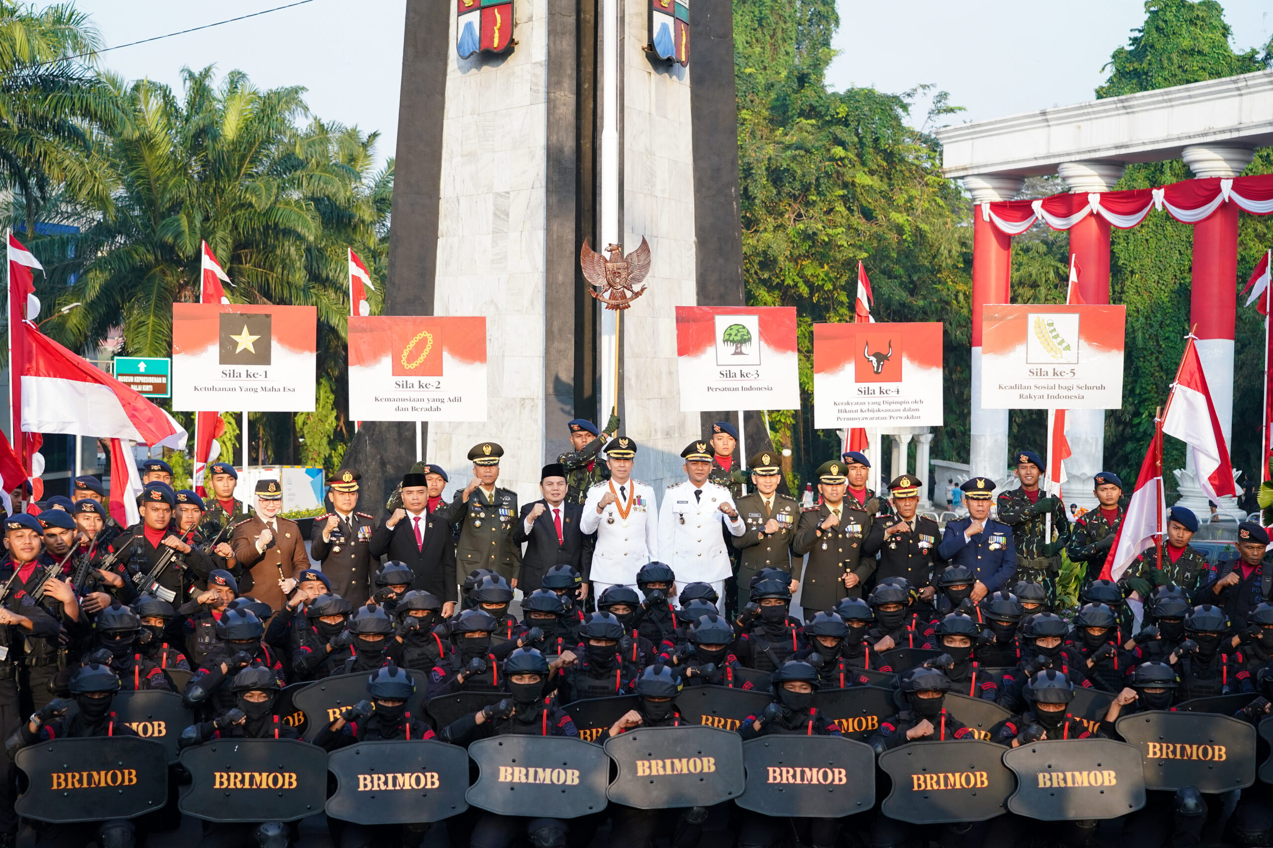Ketua DPRD Kota Bogor, Adityawarman bersama Forkopimda melaksanakan doa bersama di Tugu Kujang, Foto/Setwan DPRD Kota Bogor Ketua DPRD Kota Bogor, Adityawarman bersama Forkopimda melaksanakan doa bersama di Tugu Kujang, Foto/Setwan DPRD Kota Bogor