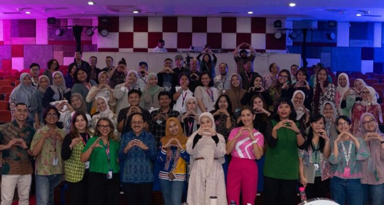 Kegiatan EcoFusion Talks di XLSMART Tower, Rabu, (20/8). Rangkaian EcoFusion Sustainability Week diisi dengan berbagai kegiatan, seperti workshop upcycling pakaian lama, talkshow inspiratif, bazaar produk ramah lingkungan, hingga digital challenge. Kegiatan ini dirancang tidak hanya memberikan edukasi, tetapi juga pengalaman praktis bagi peserta untuk menerapkan gaya hidup berkelanjutan dalam keseharian.