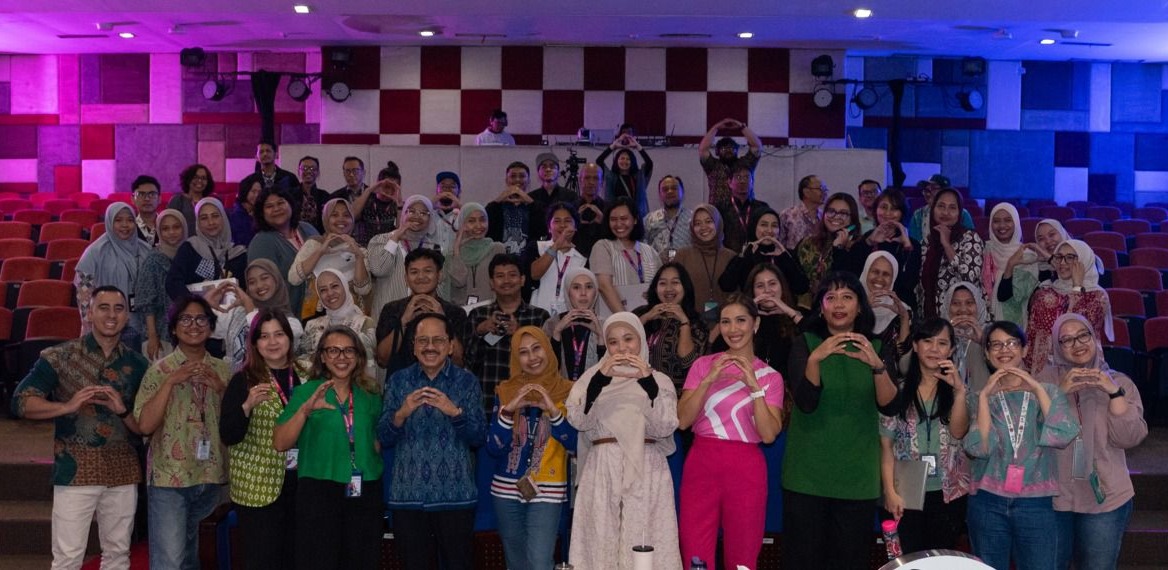 Kegiatan EcoFusion Talks di XLSMART Tower, Rabu, (20/8). Rangkaian EcoFusion Sustainability Week diisi dengan berbagai kegiatan, seperti workshop upcycling pakaian lama, talkshow inspiratif, bazaar produk ramah lingkungan, hingga digital challenge. Kegiatan ini dirancang tidak hanya memberikan edukasi, tetapi juga pengalaman praktis bagi peserta untuk menerapkan gaya hidup berkelanjutan dalam keseharian.