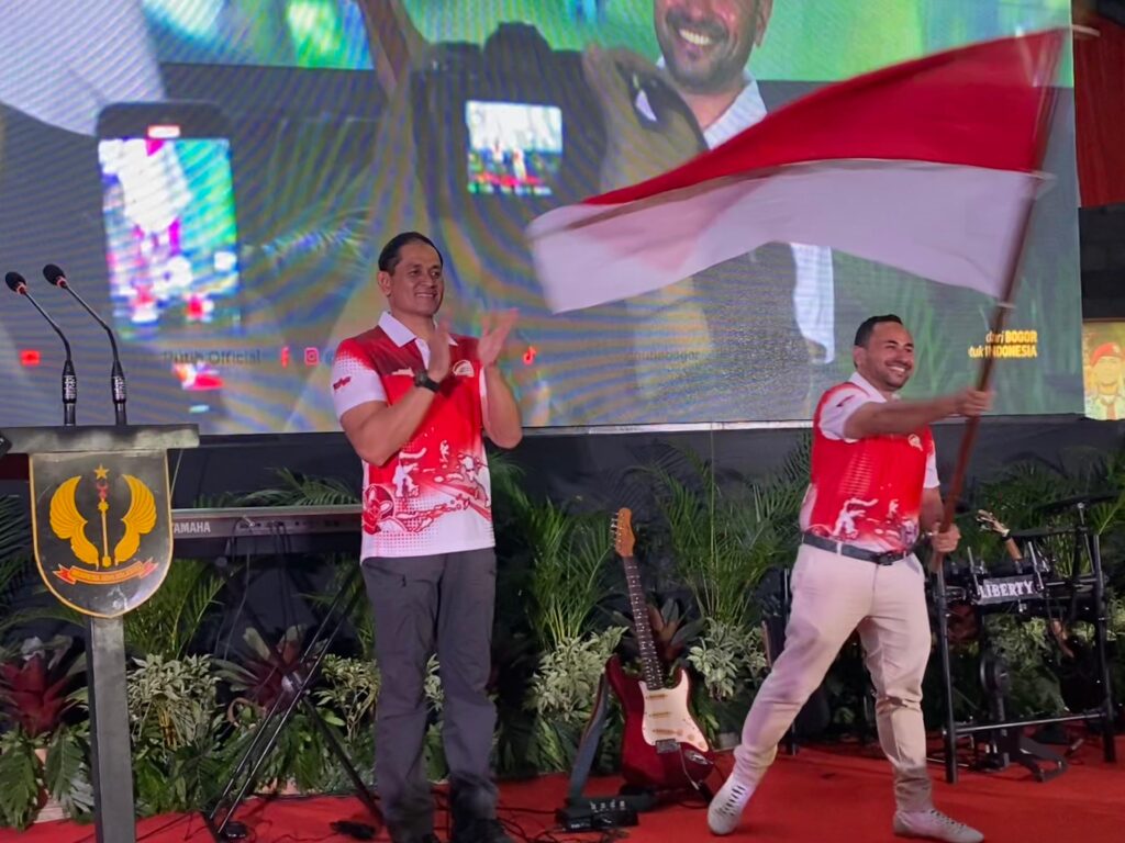 Ketua Umum FMP, Benyamin Mbooh saat mengibarkan bendera merah putih dan Danrem 061/Suryakencana, Brigjen TNI Faisol Izzuddin, foto/Echa Nur Maulida