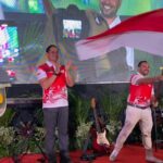 Ketua Umum FMP, Benyamin Mbooh saat mengibarkan bendera merah putih dan Danrem 061/Suryakencana, Brigjen TNI Faisol Izzuddin, foto/Echa Nur Maulida