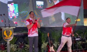 Ketua Umum FMP, Benyamin Mbooh saat mengibarkan bendera merah putih dan Danrem 061/Suryakencana, Brigjen TNI Faisol Izzuddin, foto/Echa Nur Maulida