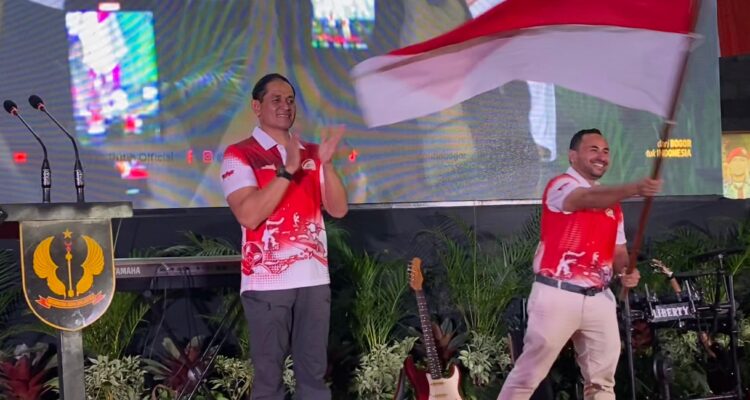 Ketua Umum FMP, Benyamin Mbooh saat mengibarkan bendera merah putih dan Danrem 061/Suryakencana, Brigjen TNI Faisol Izzuddin, foto/Echa Nur Maulida