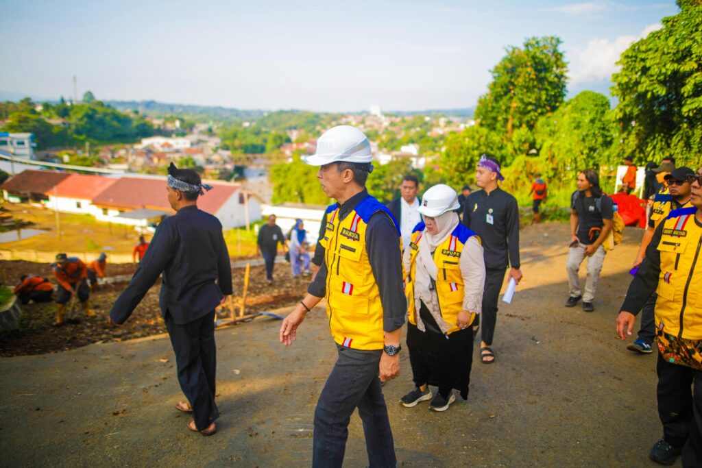 Wali Kota Bogor, Dedie A Rachim saat meninjau lokasi longsor batutulis, Foto/Diskominfo Kota Bogor