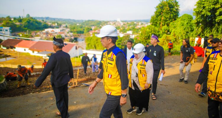 Wali Kota Bogor, Dedie A Rachim saat meninjau lokasi longsor batutulis, Foto/Diskominfo Kota Bogor