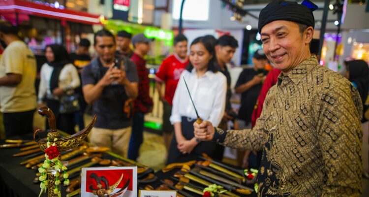 Wali Kota Bogor, Dedie A Rachim Dedie saat membuka kegiatan Mahakarya Pesona Pusaka Nusantara di Lantai 2 Botani Square Mall, Kota Bogor, Foto/Diskominfo Kota Bogor