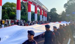 Bendera merah putih 1,2 KM diarak dalam rangkaian kegiatan festival merah putih (FMP) 2025, Foto/Echa Nur Maulida