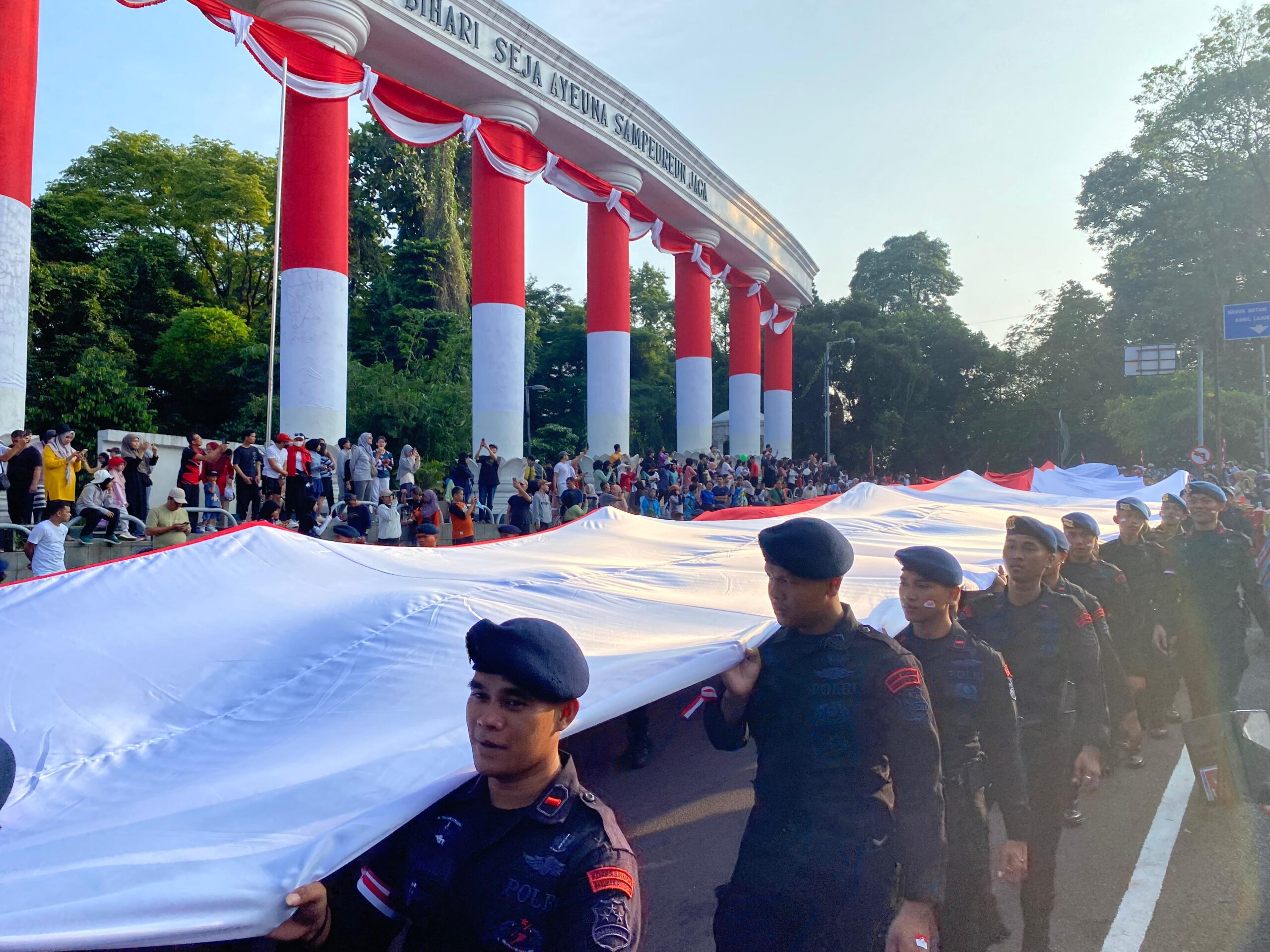 Bendera merah putih 1,2 KM diarak dalam rangkaian kegiatan festival merah putih (FMP) 2025, Foto/Echa Nur Maulida