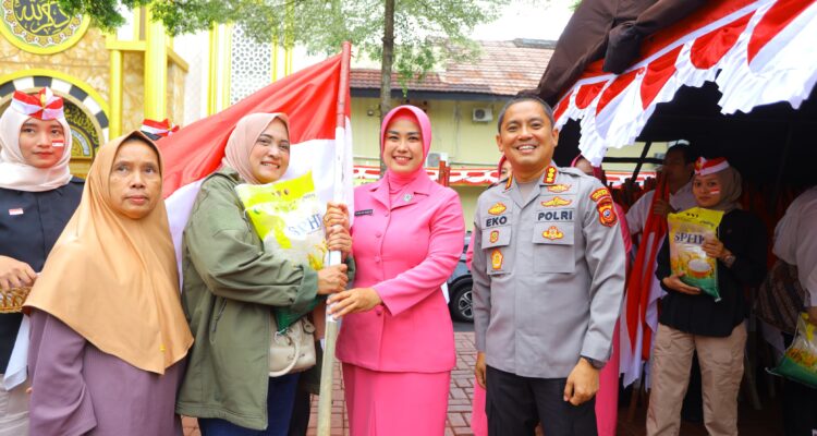Kapolresta Bogor Kota, Kombes Pol Eko Prasetyo saat meninjau gerakan pangan murah gratis, Foto/Humas Polresta Bogor Kota