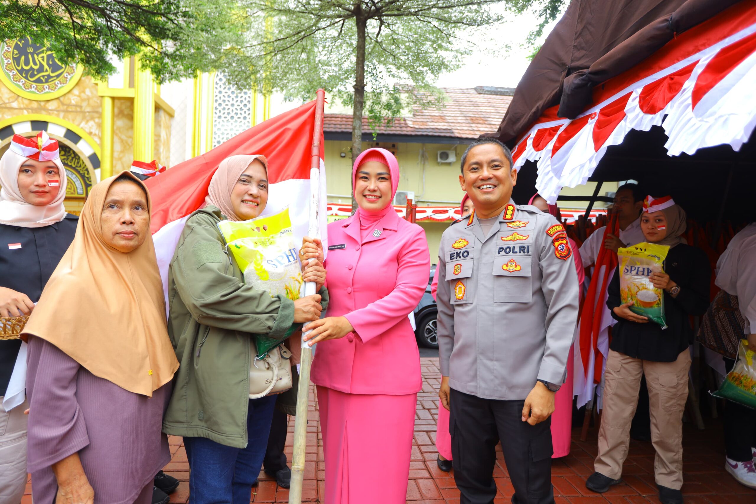 Kapolresta Bogor Kota, Kombes Pol Eko Prasetyo saat meninjau gerakan pangan murah gratis, Foto/Humas Polresta Bogor Kota