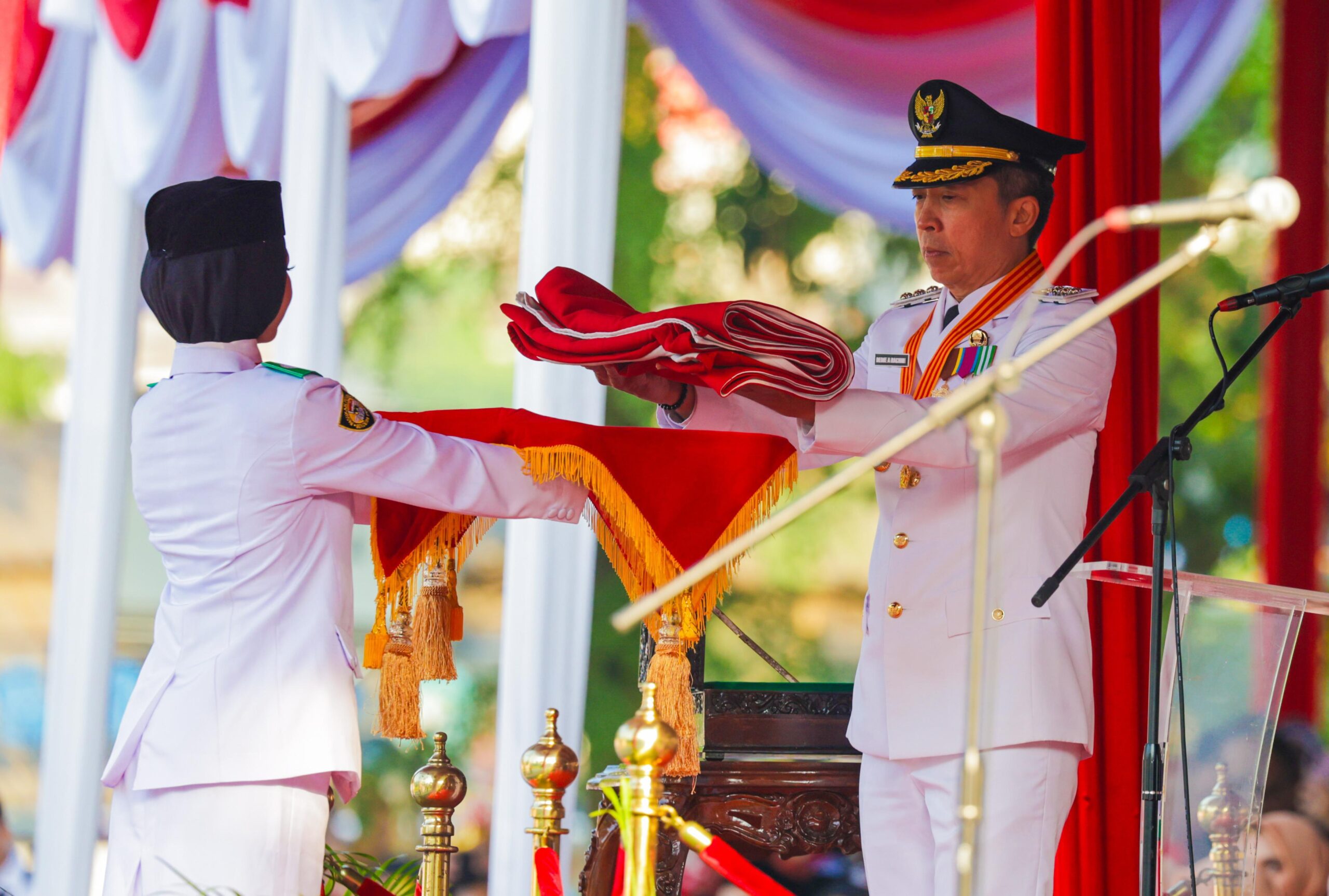 Wali Kota Bogor, Dedie A Rachim saat menyerahkan bendera merah putih ke anggota paskibraka, Foto/Dedie A Rachim