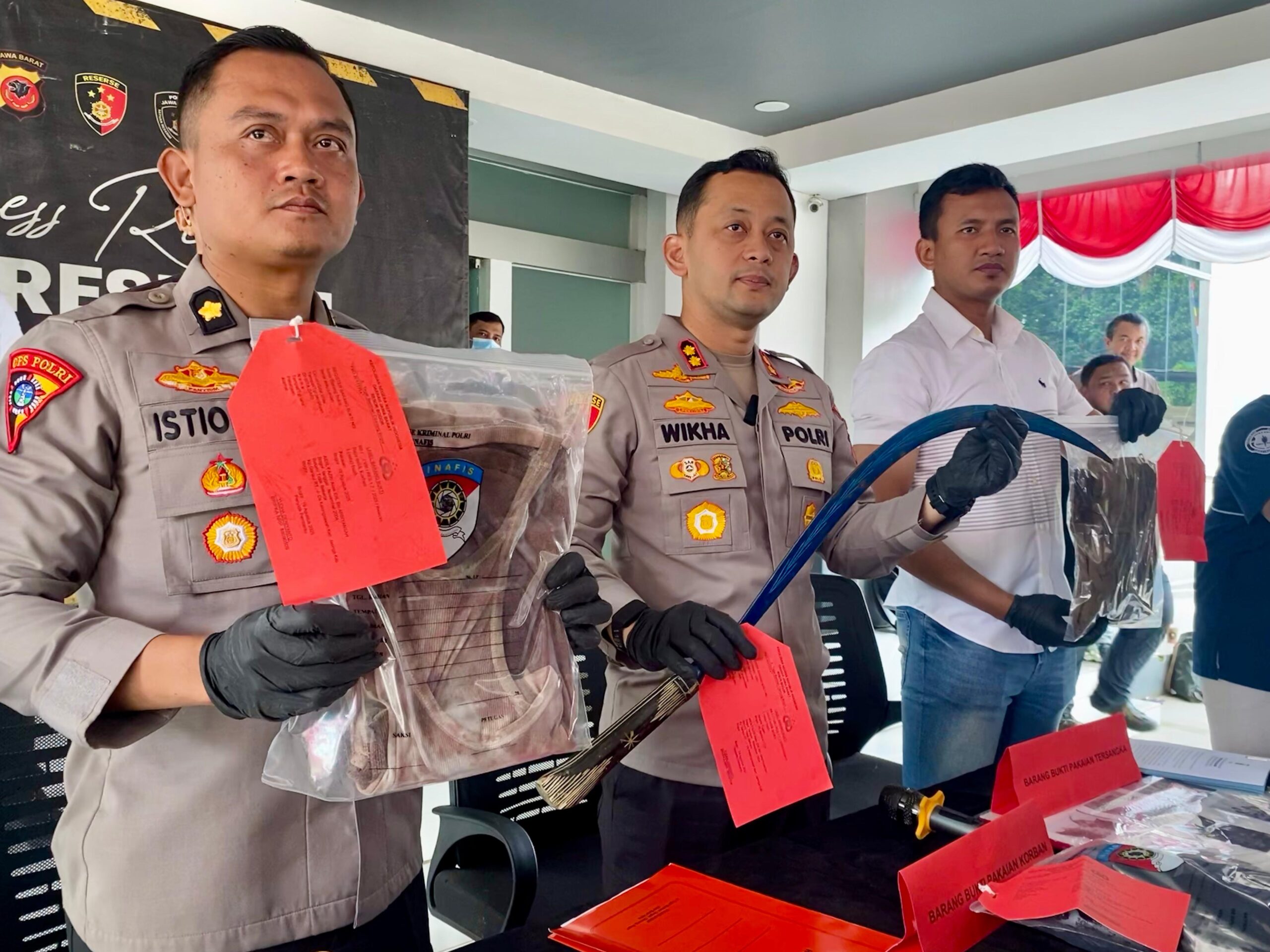 Polres Bogor saat menunjukan alat bukti terkait bentrokan antar kampung di Jasinga Bogor, Foto/Echa Nur Maulida