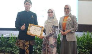 Dedie A Rachim dan Yanti Rachim saat meluncurkan pendidikan berbasis karakter melalui Aksi dan Implementasi Gerakan Seribu Kata Positif (Serbukatif), Foto/Diskominfo Kota Bogor