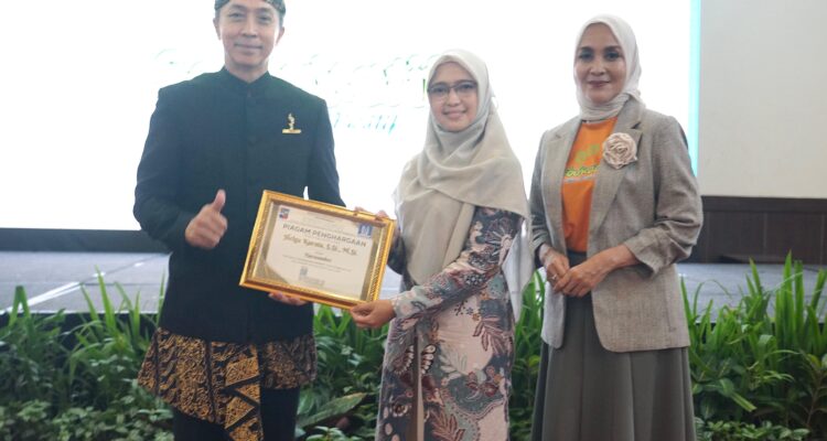 Dedie A Rachim dan Yanti Rachim saat meluncurkan pendidikan berbasis karakter melalui Aksi dan Implementasi Gerakan Seribu Kata Positif (Serbukatif), Foto/Diskominfo Kota Bogor