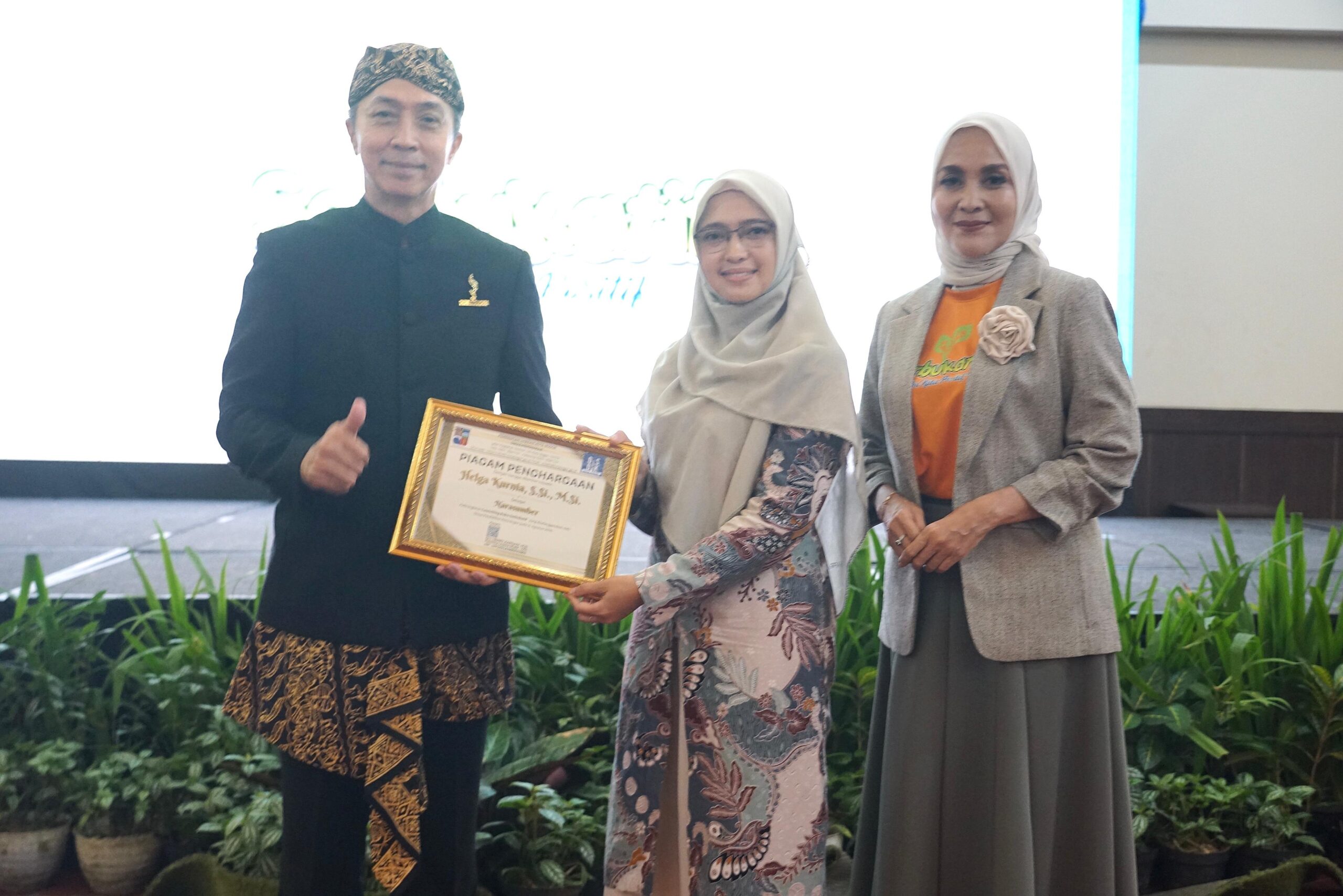 Dedie A Rachim dan Yanti Rachim saat meluncurkan pendidikan berbasis karakter melalui Aksi dan Implementasi Gerakan Seribu Kata Positif (Serbukatif), Foto/Diskominfo Kota Bogor Dedie A Rachim dan Yanti Rachim saat meluncurkan pendidikan berbasis karakter melalui Aksi dan Implementasi Gerakan Seribu Kata Positif (Serbukatif), Foto/Diskominfo Kota Bogor