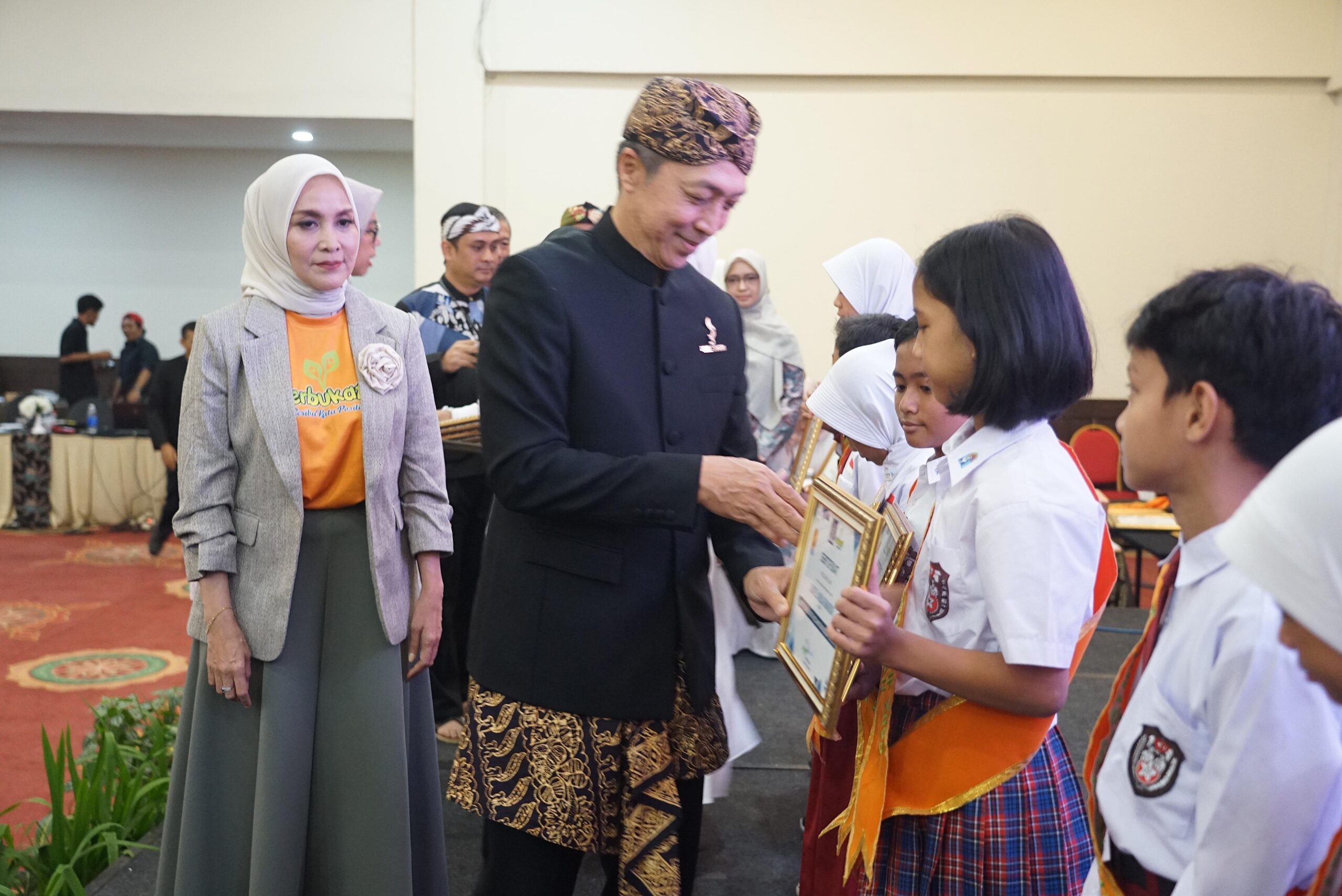 Wali kota Bogor, Dedie A Rachim saat Dedie A Rachim dan Yanti Rachim saat meluncurkan pendidikan berbasis karakter melalui Aksi dan Implementasi Gerakan Seribu Kata Positif (Serbukatif), Foto/Diskominfo Kota Bogor