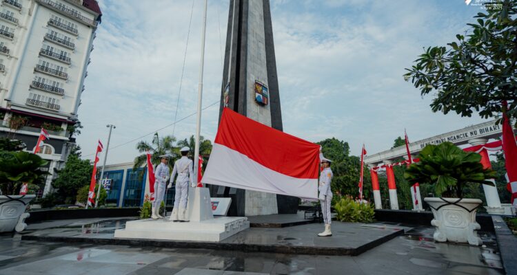 Paskibra) SMA Kesatuan, Gana Bimantara, saat mengibarkan Sang Saka Merah Putih di Tugu Kujang Bogor, Foto/Istimewa