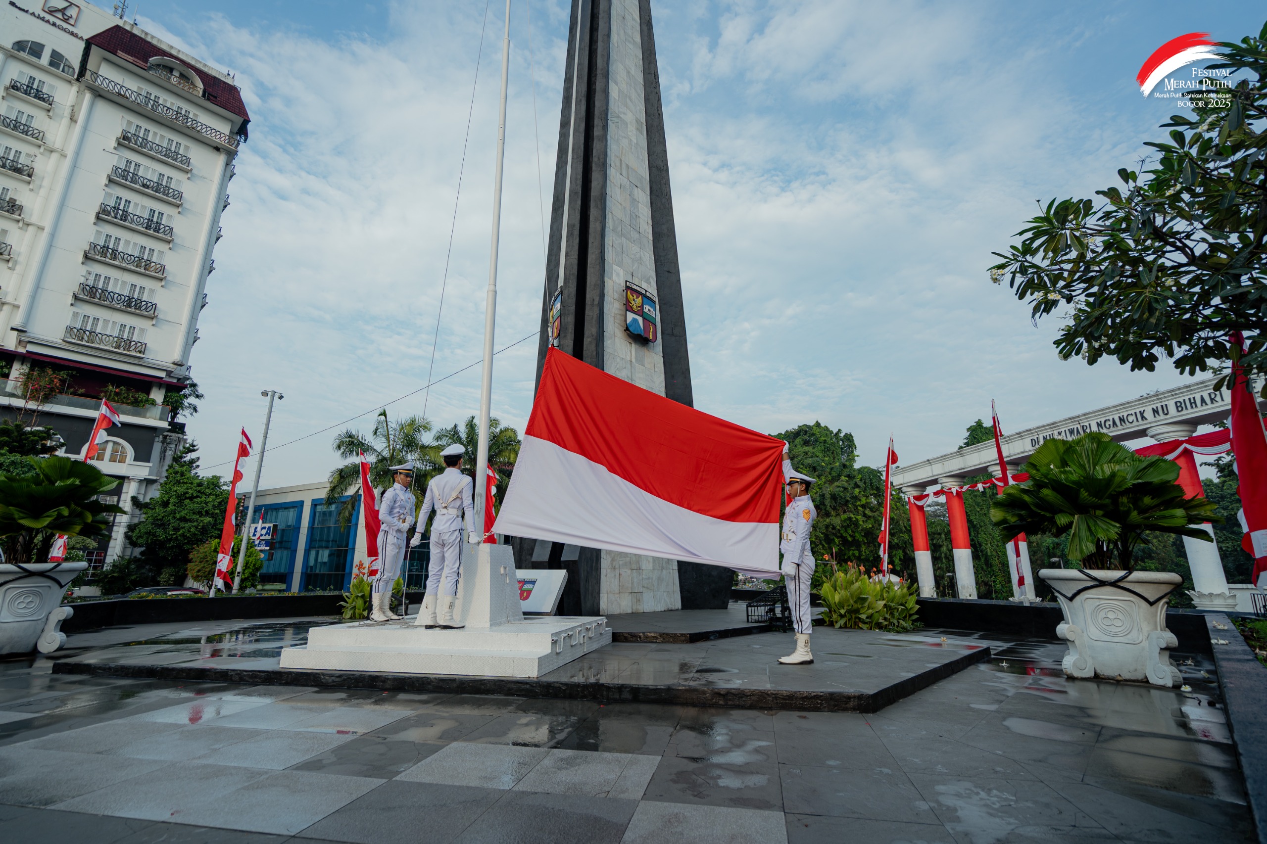 Paskibra) SMA Kesatuan, Gana Bimantara, saat mengibarkan Sang Saka Merah Putih di Tugu Kujang Bogor, Foto/Istimewa