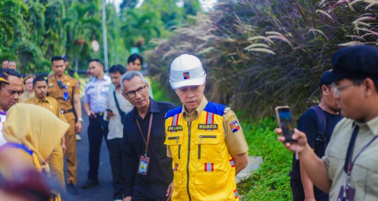 Wali Kota Bogor saat meninjau lokasi Jalan Saleh Danasasmita, Batutulis,foto/Diskominfo Kota Bogor
