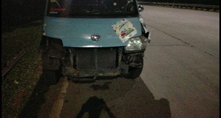 Tangkapan layar angkot yang ringsek karena terlibat kejar-kejaran dengan truk dan berakhir di Tol Citeureup Bogor, foto/tangkapan layar