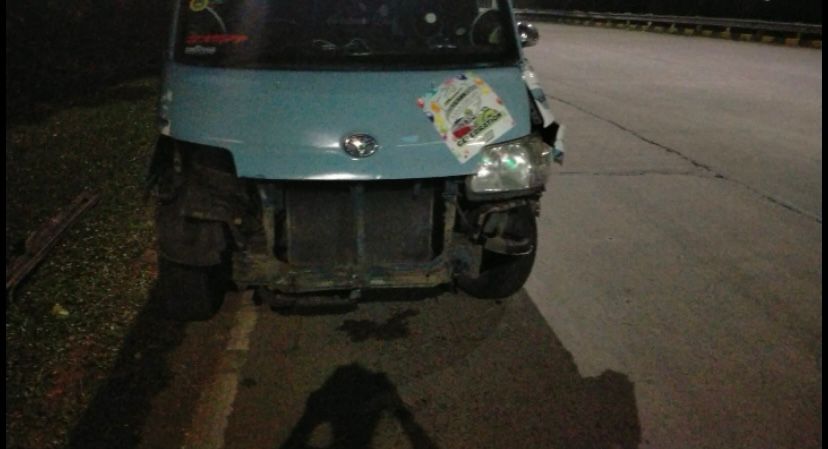 Tangkapan layar angkot yang ringsek karena terlibat kejar-kejaran dengan truk dan berakhir di Tol Citeureup Bogor, foto/tangkapan layar Tangkapan layar angkot yang ringsek karena terlibat kejar-kejaran dengan truk dan berakhir di Tol Citeureup Bogor, foto/tangkapan layar