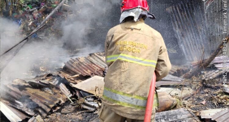 Evakuasi gudang rongsokan di Bogor terbakar, Foto/Damkar Kabupaten Bogor