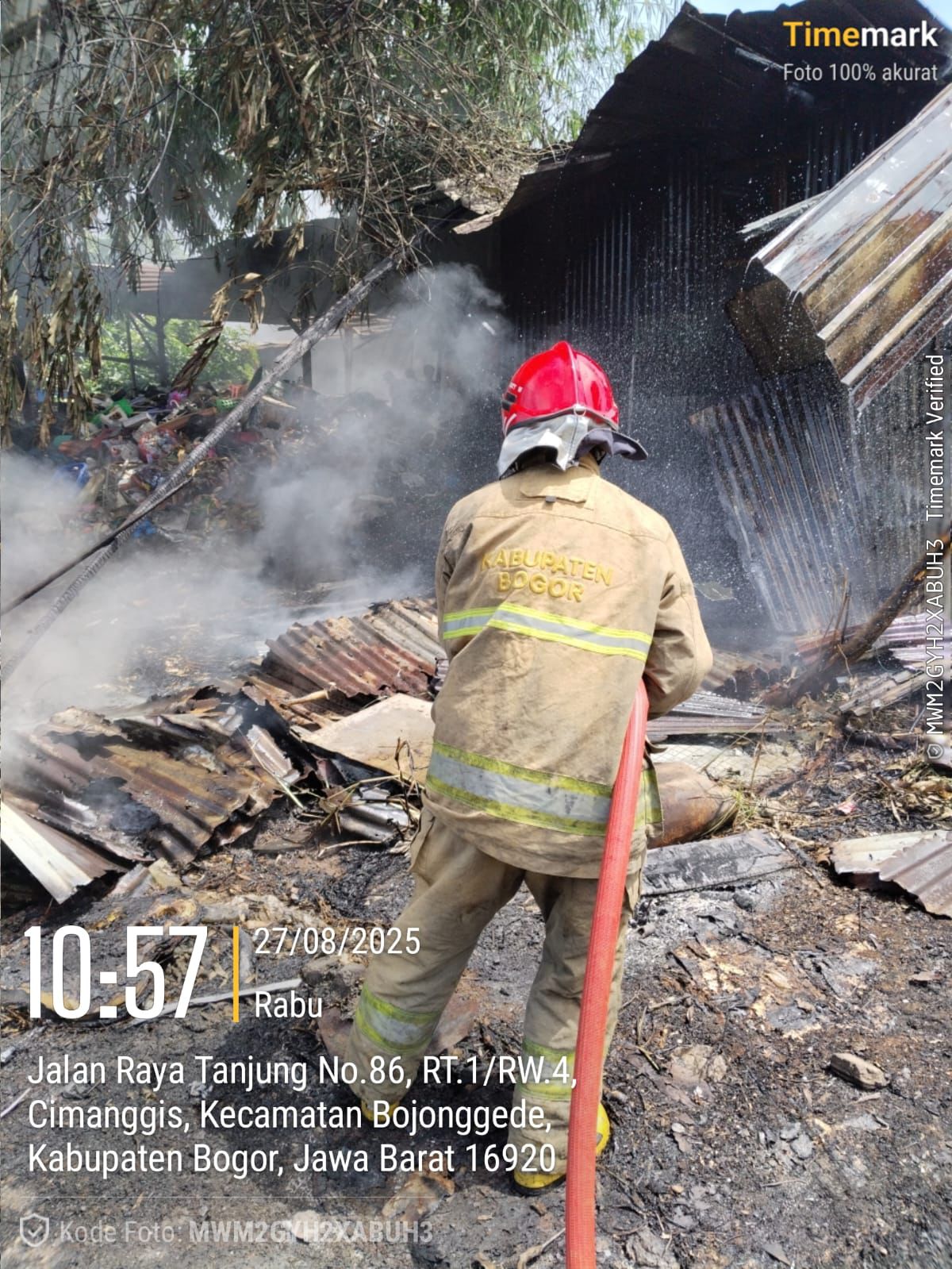 Evakuasi gudang rongsokan di Bogor terbakar, Foto/Damkar Kabupaten Bogor Evakuasi gudang rongsokan di Bogor terbakar, Foto/Damkar Kabupaten Bogor
