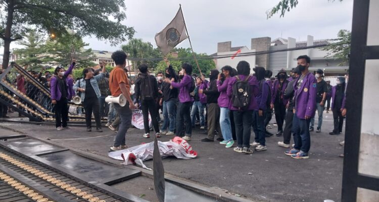 Aksi mahasiswa di DPRD kota Bogor hingga pagar di jebol, Foto/Istimewa