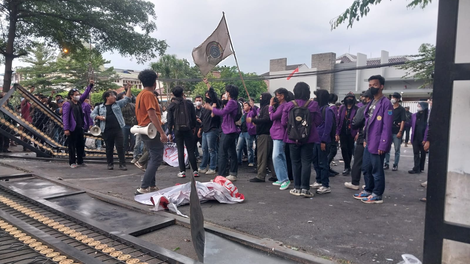 Aksi mahasiswa di DPRD kota Bogor hingga pagar di jebol, Foto/Istimewa Aksi mahasiswa di DPRD kota Bogor hingga pagar di jebol, Foto/Istimewa