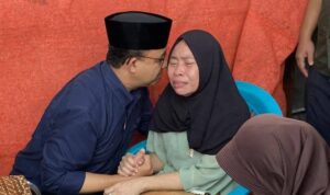 Anies Baswedan saat melayat ke rumah duka Affan Kurniawan, ojol yang tewas terlindas mobil tastis milik polisi, Foto/Tribunews Anies Baswedan saat melayat ke rumah duka Affan Kurniawan, ojol yang tewas terlindas mobil tastis milik polisi, Foto/Tribunews