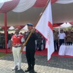 Ketua Panitia Festival Merah Putih (FMP), Benyamin Mbooh bersama Resimen Brimob Kedung Halang saat mengibarkan bendera, Foto/Adi Wirman