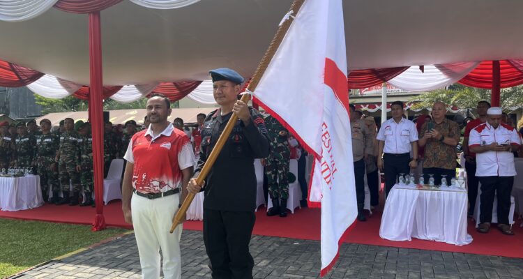 Ketua Panitia Festival Merah Putih (FMP), Benyamin Mbooh bersama Resimen Brimob Kedung Halang saat mengibarkan bendera, Foto/Adi Wirman