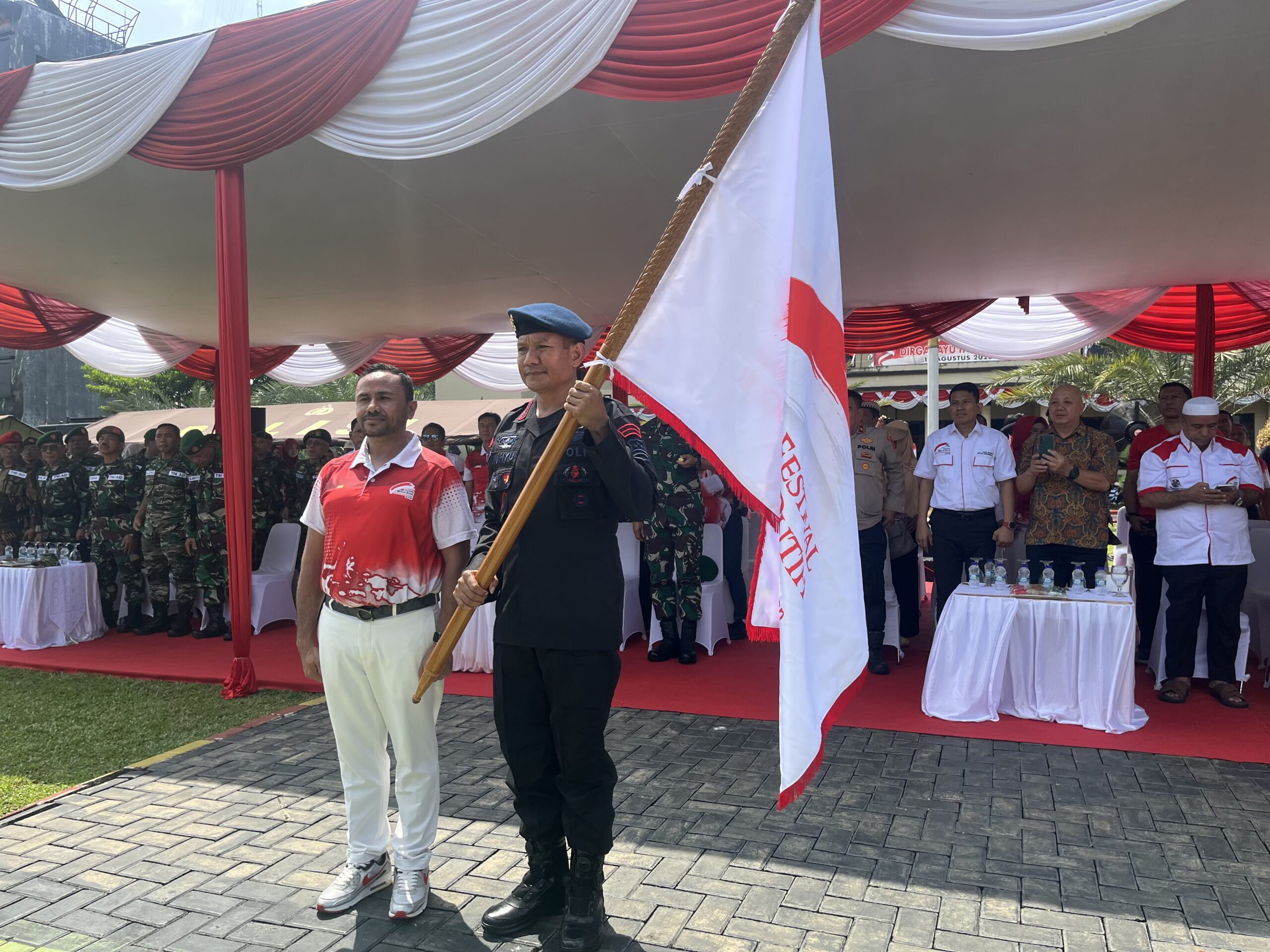 Ketua Panitia Festival Merah Putih (FMP), Benyamin Mbooh bersama Resimen Brimob Kedung Halang saat mengibarkan bendera, Foto/Adi Wirman