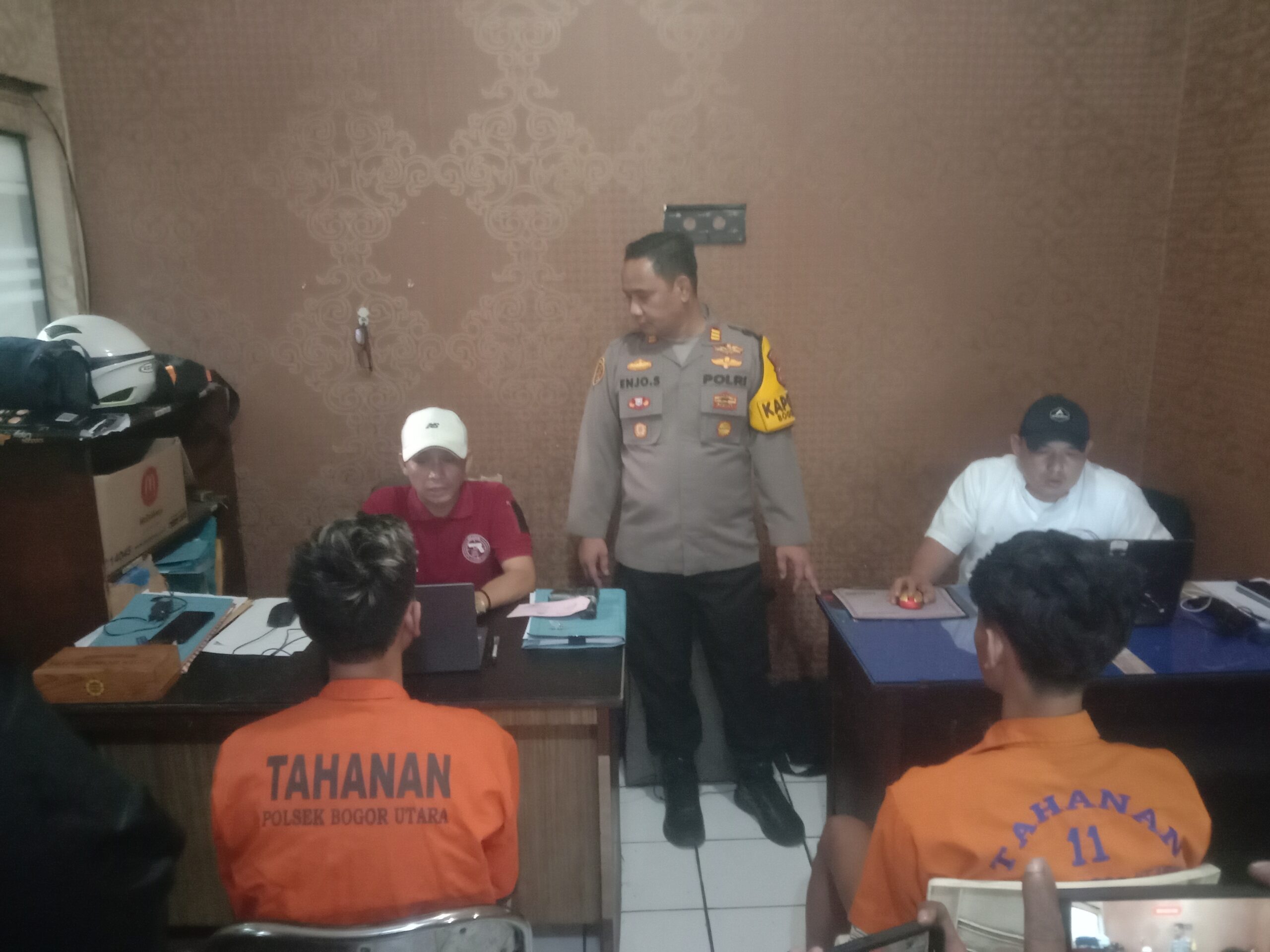 Tersangka penembakan berinisial PDB saat menjalani pemeriksaan di Polsek Bogor Utara, Kota Bogor, foto/Adi Wirman