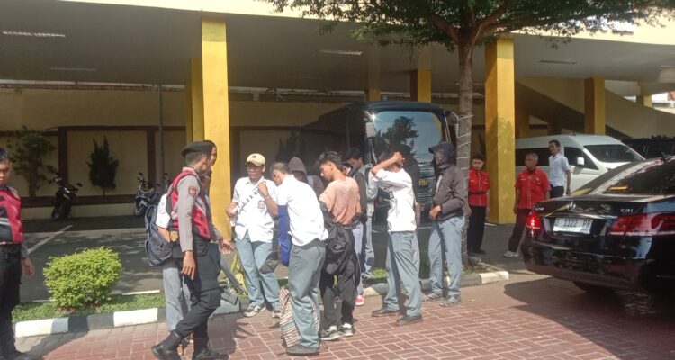 Pelajar Bogor diamankan diduga hendak ikut demo ke Jakarta, Foto/Adi Wirman