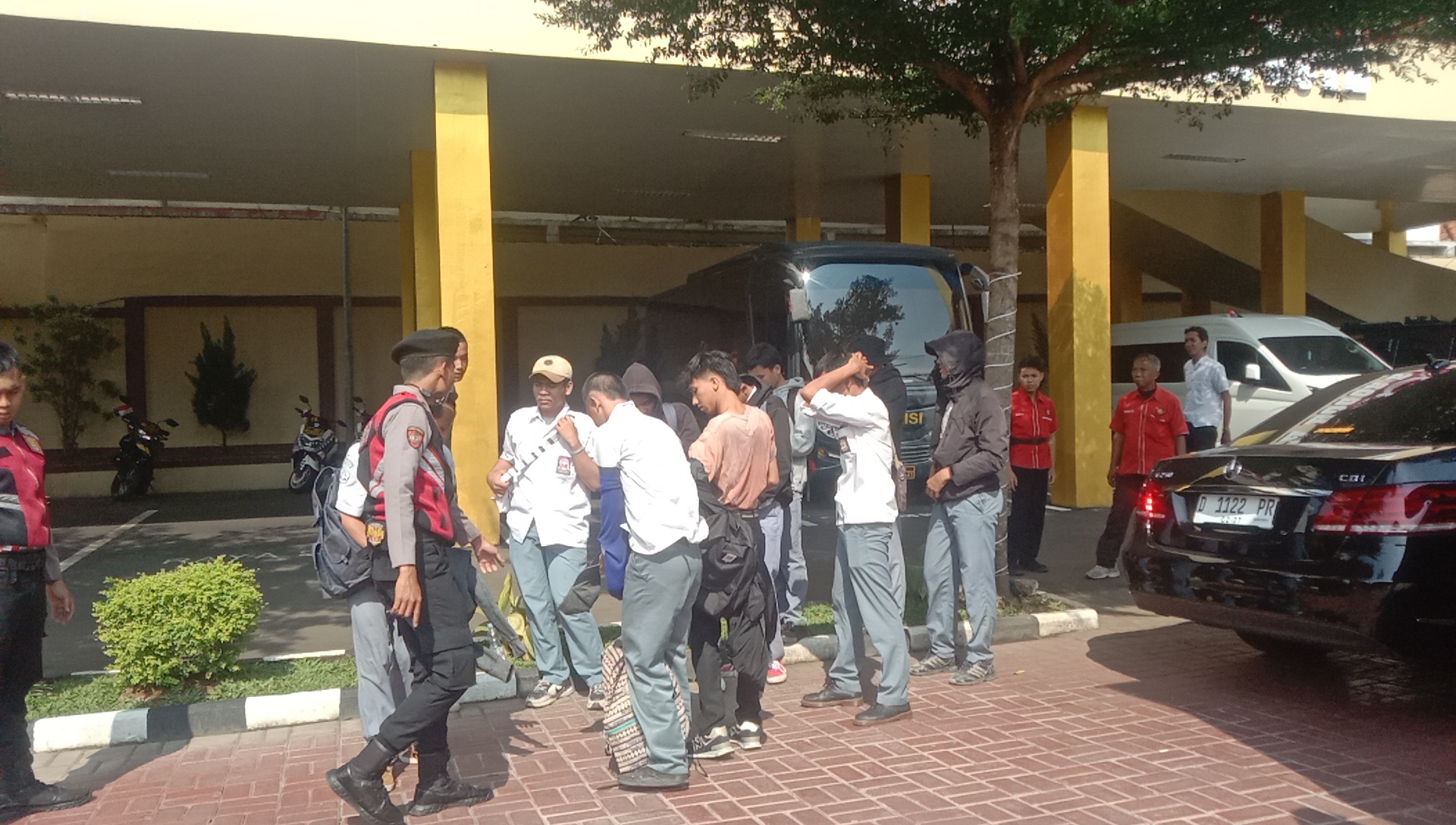 Pelajar Bogor diamankan diduga hendak ikut demo ke Jakarta, Foto/Adi Wirman Pelajar Bogor diamankan diduga hendak ikut demo ke Jakarta, Foto/Adi Wirman