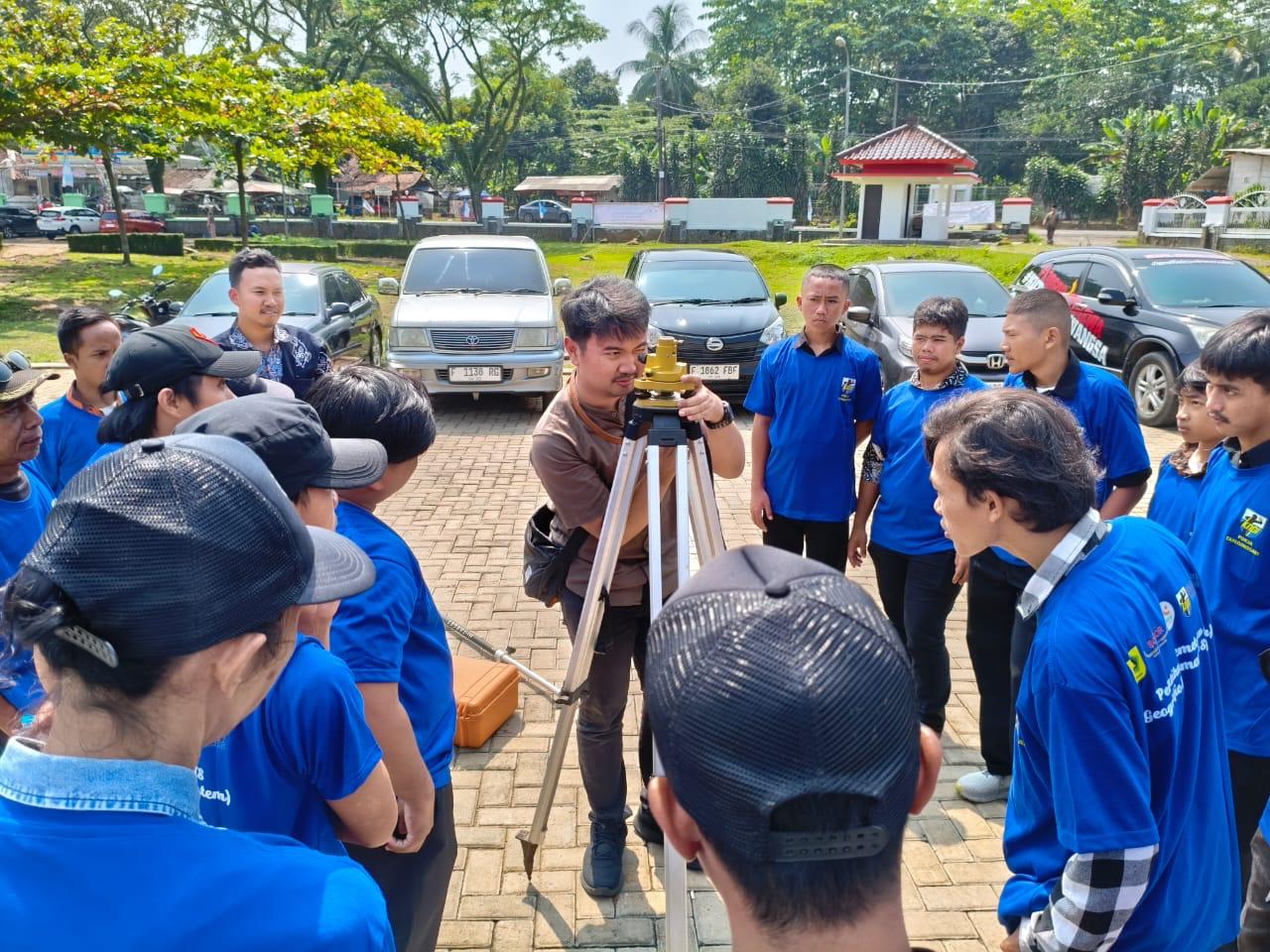bersama Dinas Perumahan, Kawasan Permukiman, dan Pertanahan (DPKPP) bekerjasama dengan KNPI Kabupaten Bogor melakukan pelatihan pemetaan berbasis Sistem Informasi Geografis (GIS), Foto/Diskominfo Kabupaten Bogor
