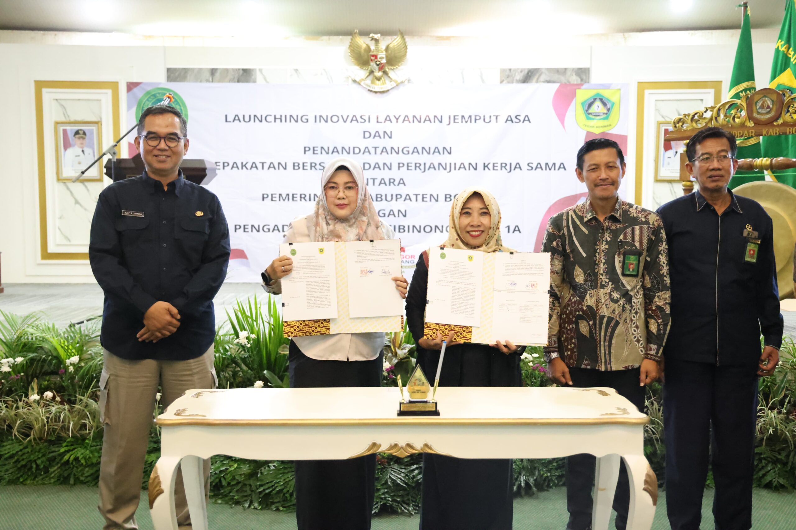 Sekda Kabupatenb Bogor, Ajat Rochman Jatnika bersama Pengadilan Negeri Agama Cibinong saat meresmikan layanan Jemput Asa, Foto/Diskominfo Kabupaten Bogor