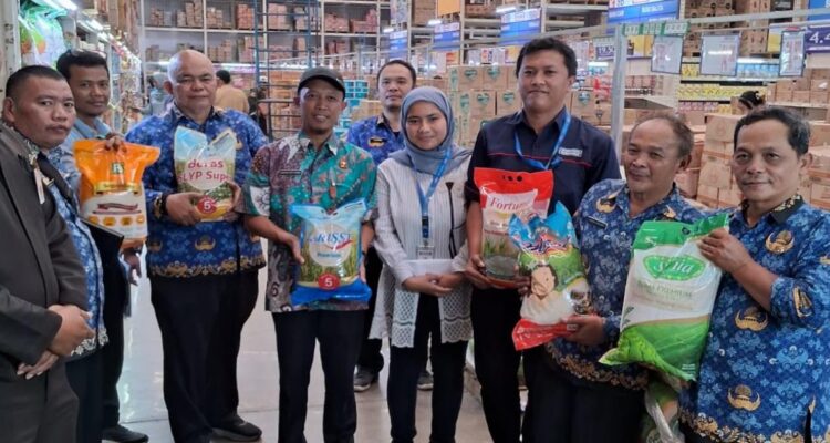 Dinas Perdagangan Kabupaten Bogor saat melakukan monitoring ke toko Moderen, Foto/Diskominfo Kabupaten Bogor