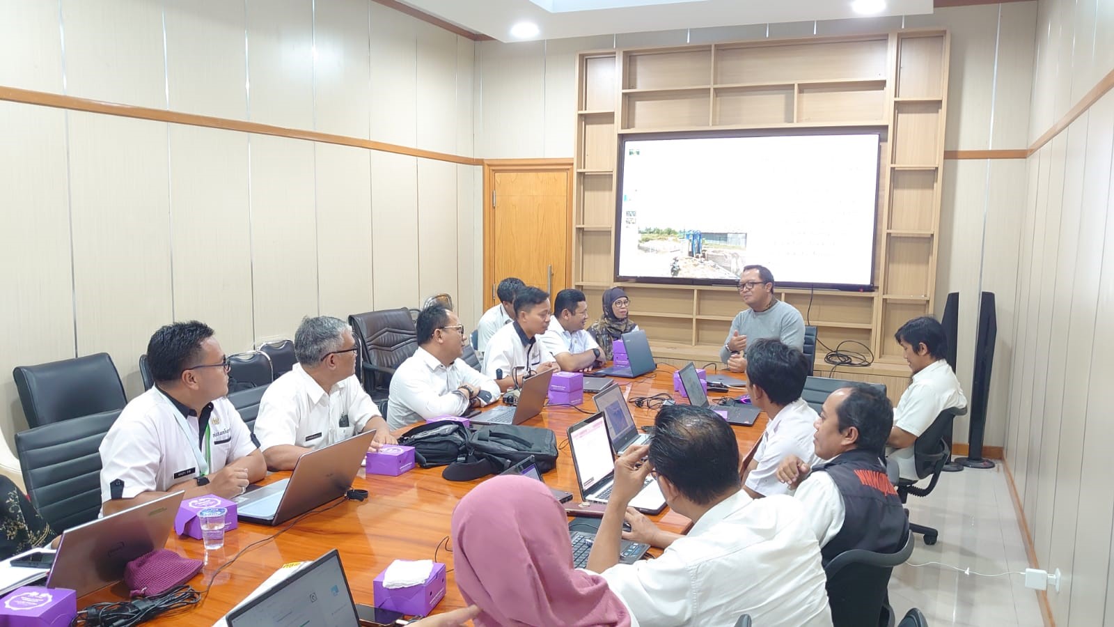 Dinas Pertanian saat menggelar rapat Pertanian Modern Melalui Digitalisasi Jaringan Irigasi MasPit , foto/Diskominfo Kabupaten Bogor Dinas Tanaman Pangan saat menggelar rapat Pertanian Modern Melalui Digitalisasi Jaringan Irigasi MasPit , foto/Diskominfo Kabupaten Bogor