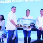 Bupati Bogor, Rudy Susmanto saat memberikan Hadiah Umroh, Foto/Diskominfo Kabupaten Bogor