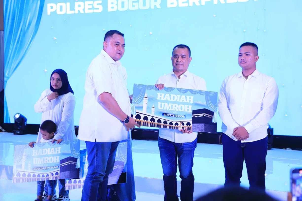 Bupati Bogor, Rudy Susmanto saat memberikan Hadiah Umroh, Foto/Diskominfo Kabupaten Bogor