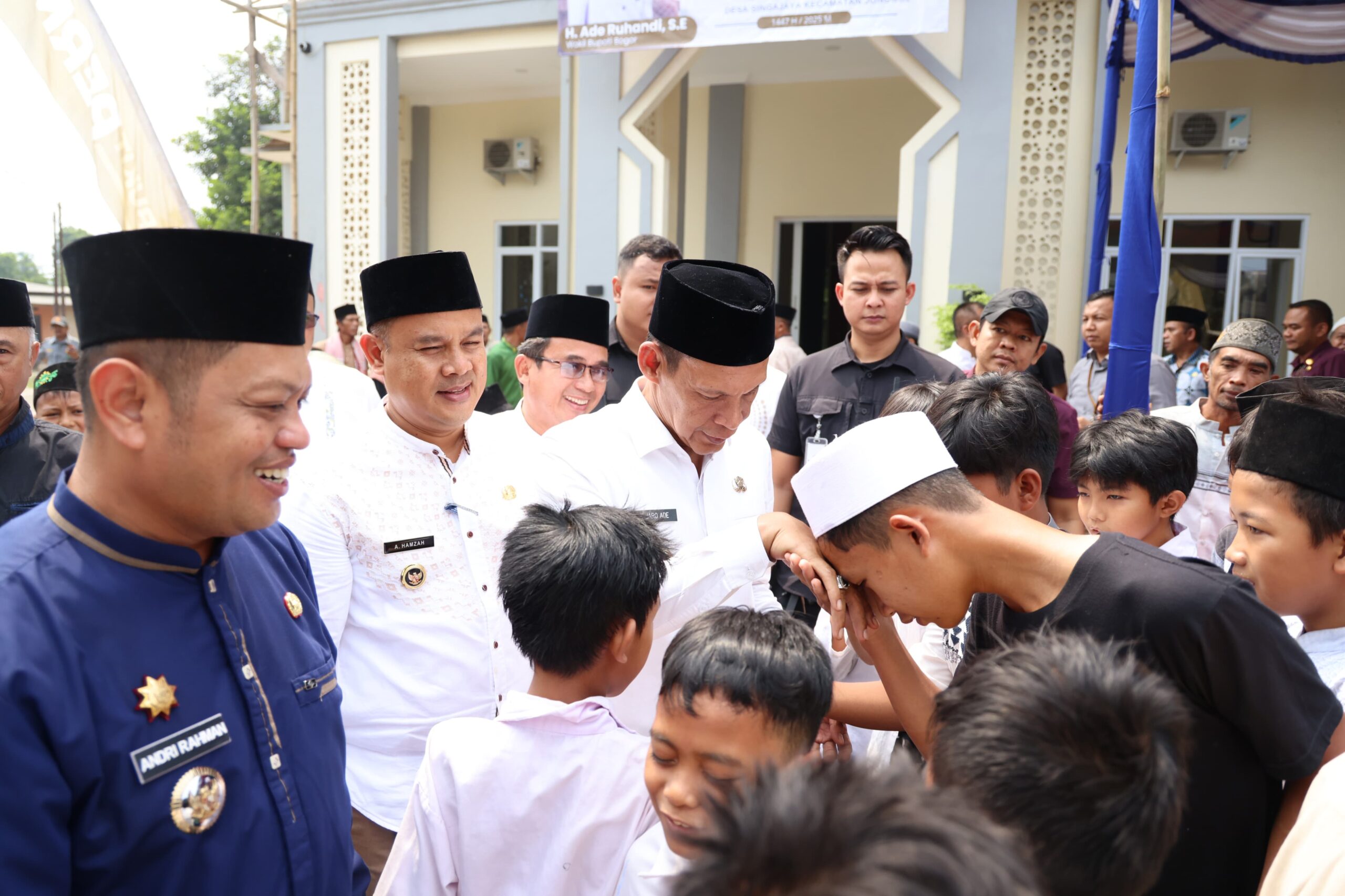 Wakil Bupati Bogor, Jaro Ade melaksanakan Jumat Keliling di Masjid Jami Nurul Iman, Desa Singajaya, Kecamatan Jonggol, Foto/Diskominfo Kabupaten Bogor