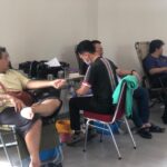 Sejumlah warga ikut kegiatan donor darah yang merupakan serangkaian Festival Merah Putih. foto/Istimewa