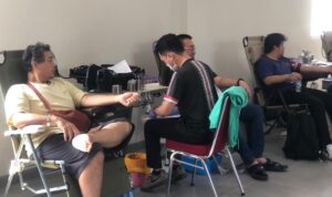 Sejumlah warga ikut kegiatan donor darah yang merupakan serangkaian Festival Merah Putih. foto/Istimewa