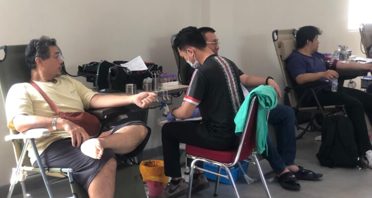 Sejumlah warga ikut kegiatan donor darah yang merupakan serangkaian Festival Merah Putih. foto/Istimewa