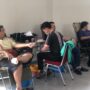 Sejumlah warga ikut kegiatan donor darah yang merupakan serangkaian Festival Merah Putih. foto/Istimewa