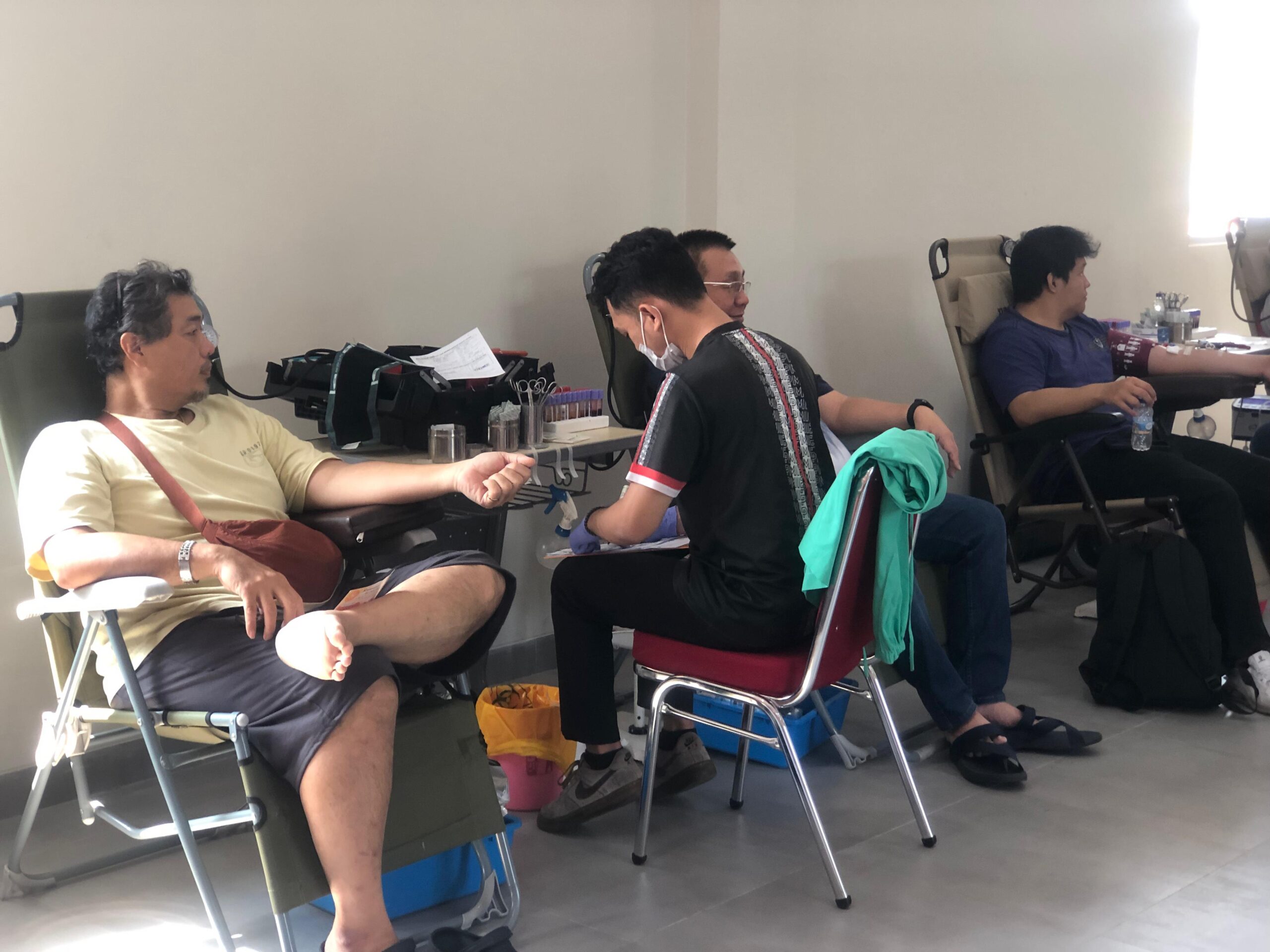 Sejumlah warga ikut kegiatan donor darah yang merupakan serangkaian Festival Merah Putih. foto/Istimewa